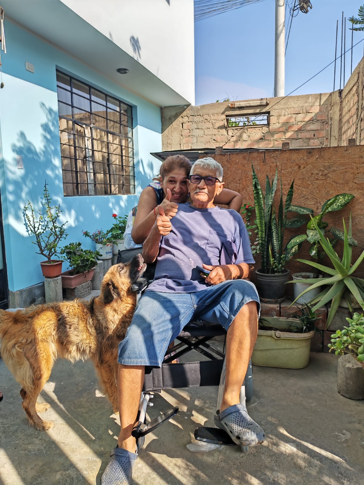 Cliente Feliz con Silla de Ruedas